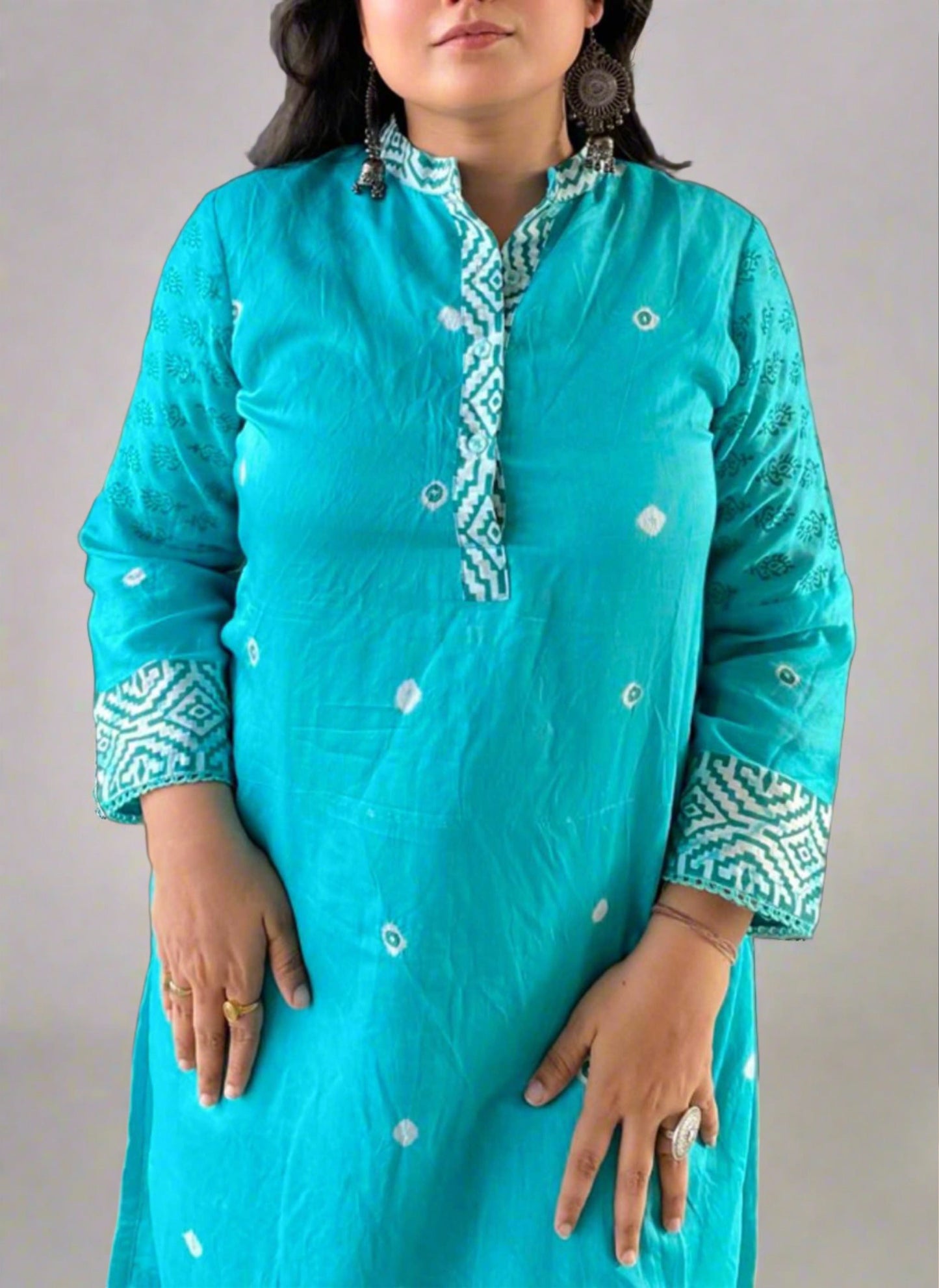 Front neck design of Turquoise Printed Mul Cotton Kurti